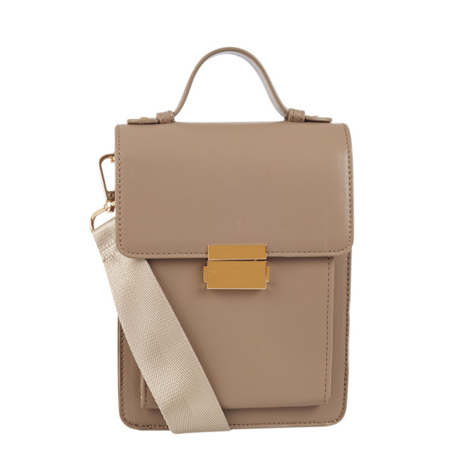 Boxväska lodrät taupe med spänne fram Tick Tack Ulrika design