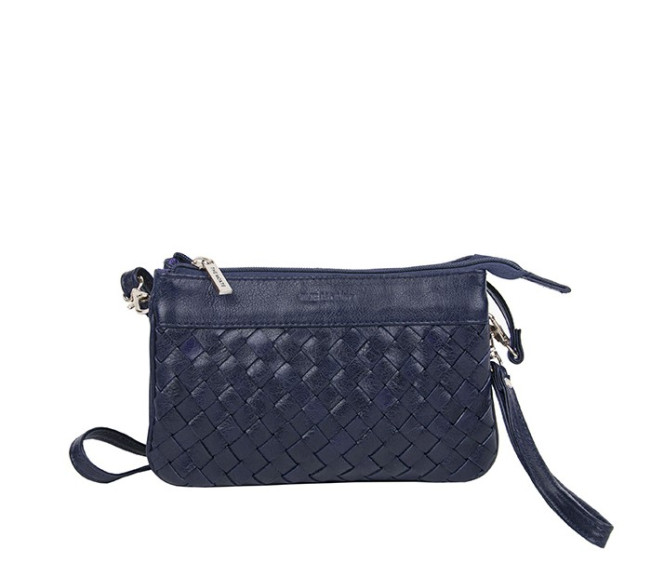 Clutch med axelrem flätad navy The Monte