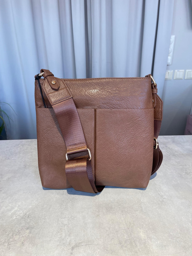 Crossover väska Pocket brun lodrät medium Ulrika Design