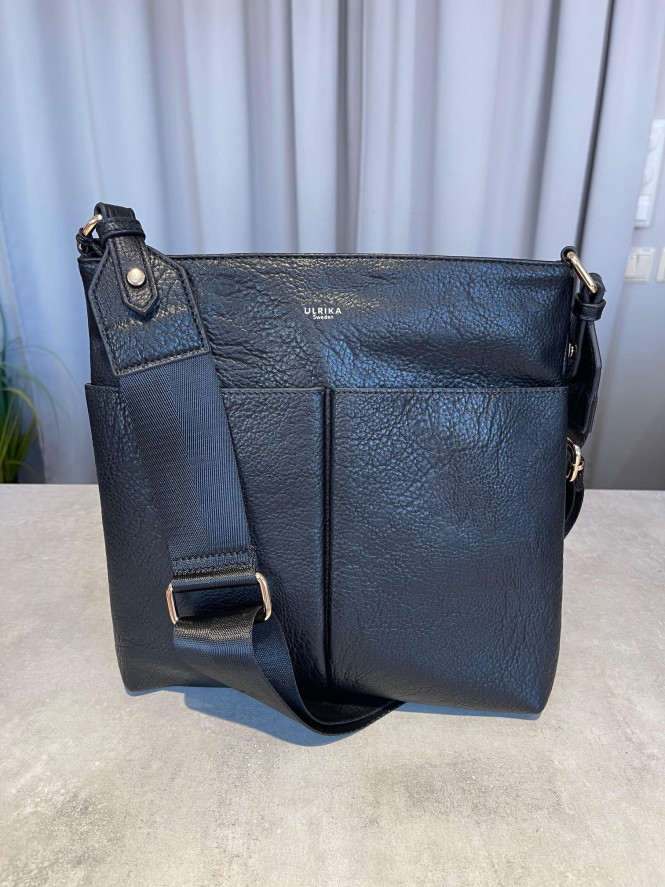 Crossover väska Pocket svart lodrät medium Ulrika Design