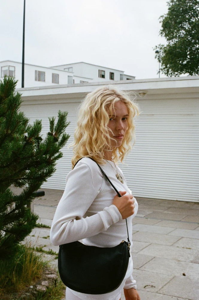 Axelväska Elma svart med rundad form Adax