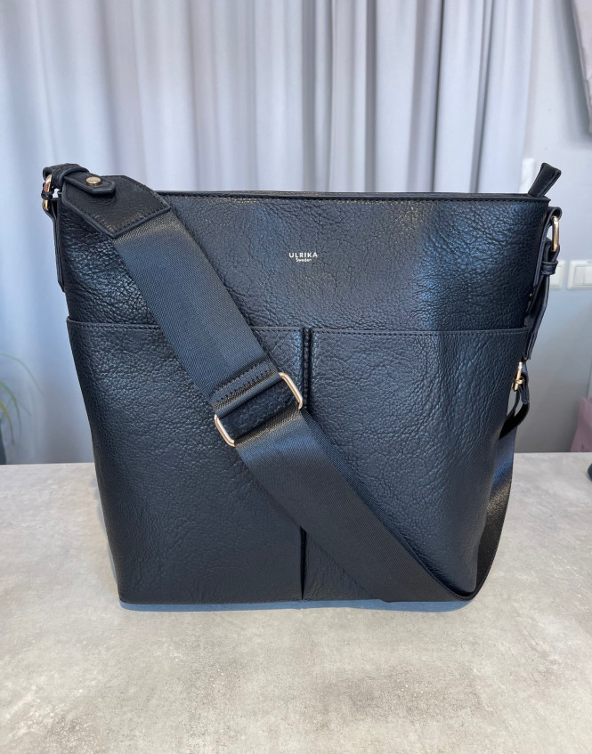 Hink väska Pocket med bred rem svart Ulrika Design