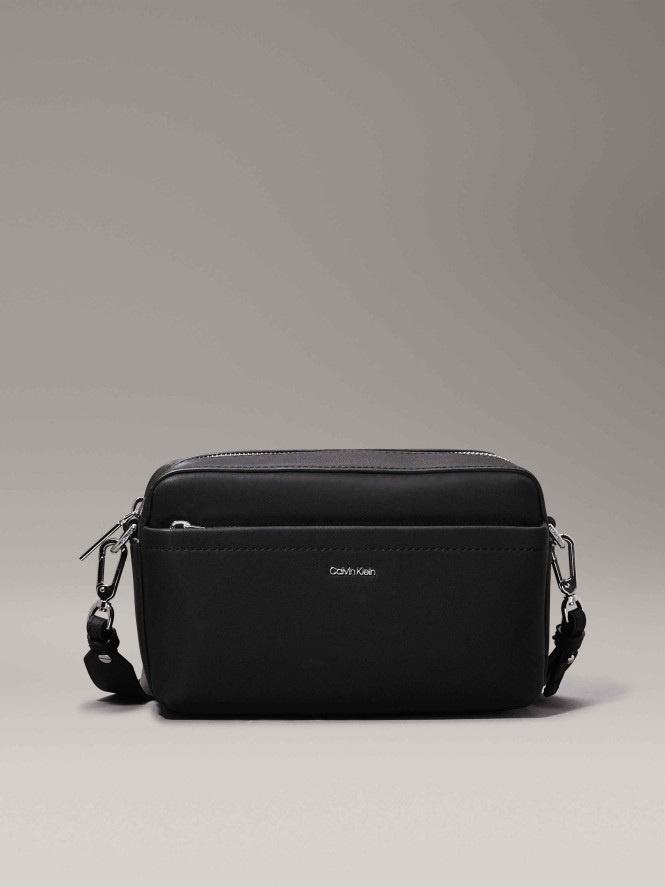 Camera bag med ficka fram samt två remmar svart Calvin Klein