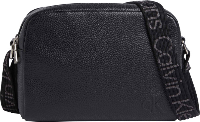 Camera bag med två fack samt fin detalj på rem svart Calvin Klein