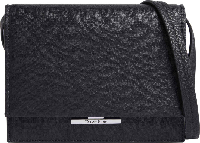 Axelremsväska linear svart med lock Calvin Klein