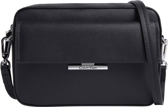 Camera bag med ficka fram med silver detaljer svart Calvin Klein
