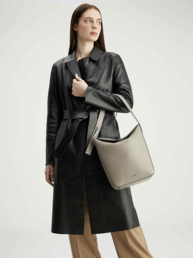 Hinkväska Soft sculpt bucket bag Lockmodell Cinder Taupe Calvin Klein