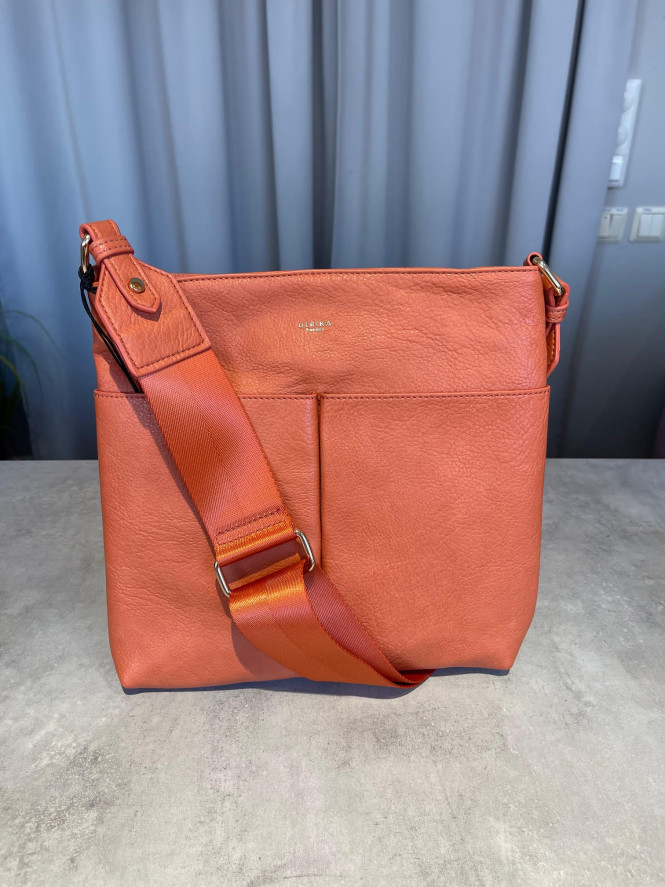 Crossover väska Pocket orange lodrät medium Ulrika Design