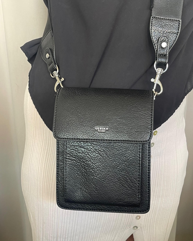 Axelväska box med fickor Pocket svart Ulrika Design