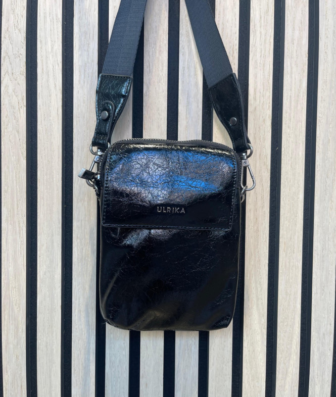 Mobilväska mulitpocket svart lack Ulrika Design