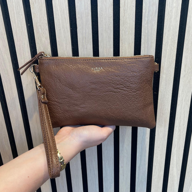 Axelremsväska clutch pocket brun Ulrika Design